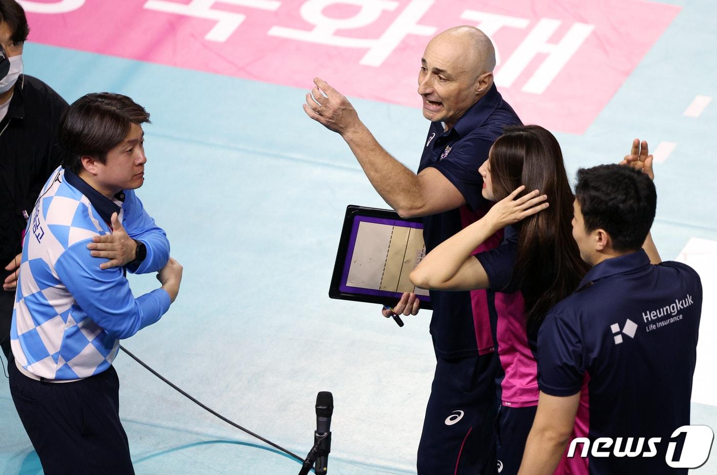 아본단자 흥국생명 감독이 22일 오후 인천광역시 부평구 체육관로 삼산월드체육관에서 열린 2023-24 도드람 V리그 여자부 플레이오프 1차전 흥국생명과 정관장의 경기 4세트 윌로우의 블록킹 터치넷 판정에 항의하고 있다. 2024.3.22/뉴스1 ⓒ News1 박정호 기자