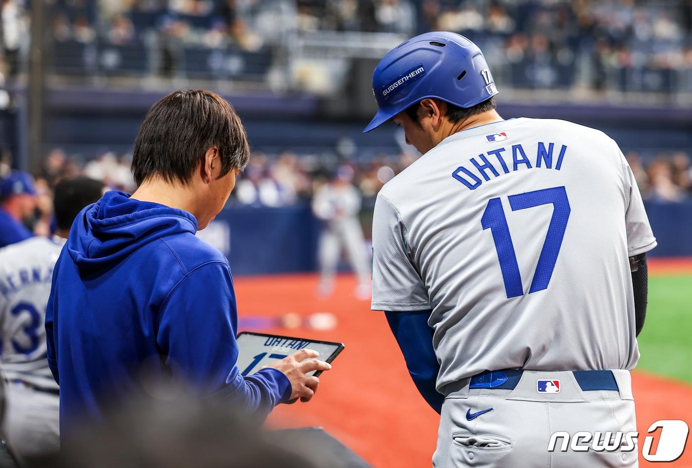 20일 오후 서울 고척스카이돔에서 미국프로야구&#40;MLB&#41; 공식 개막전 LA 다저스 대 샌디에이고 파드리스 1차전 경기에서 LA 다저스 오타니 쇼헤이와 통역사 미즈하라 잇페이가 대화를 나누고 있다. &#40;공동취재&#41; 2024.3.22/뉴스1 ⓒ News1 김진환 기자