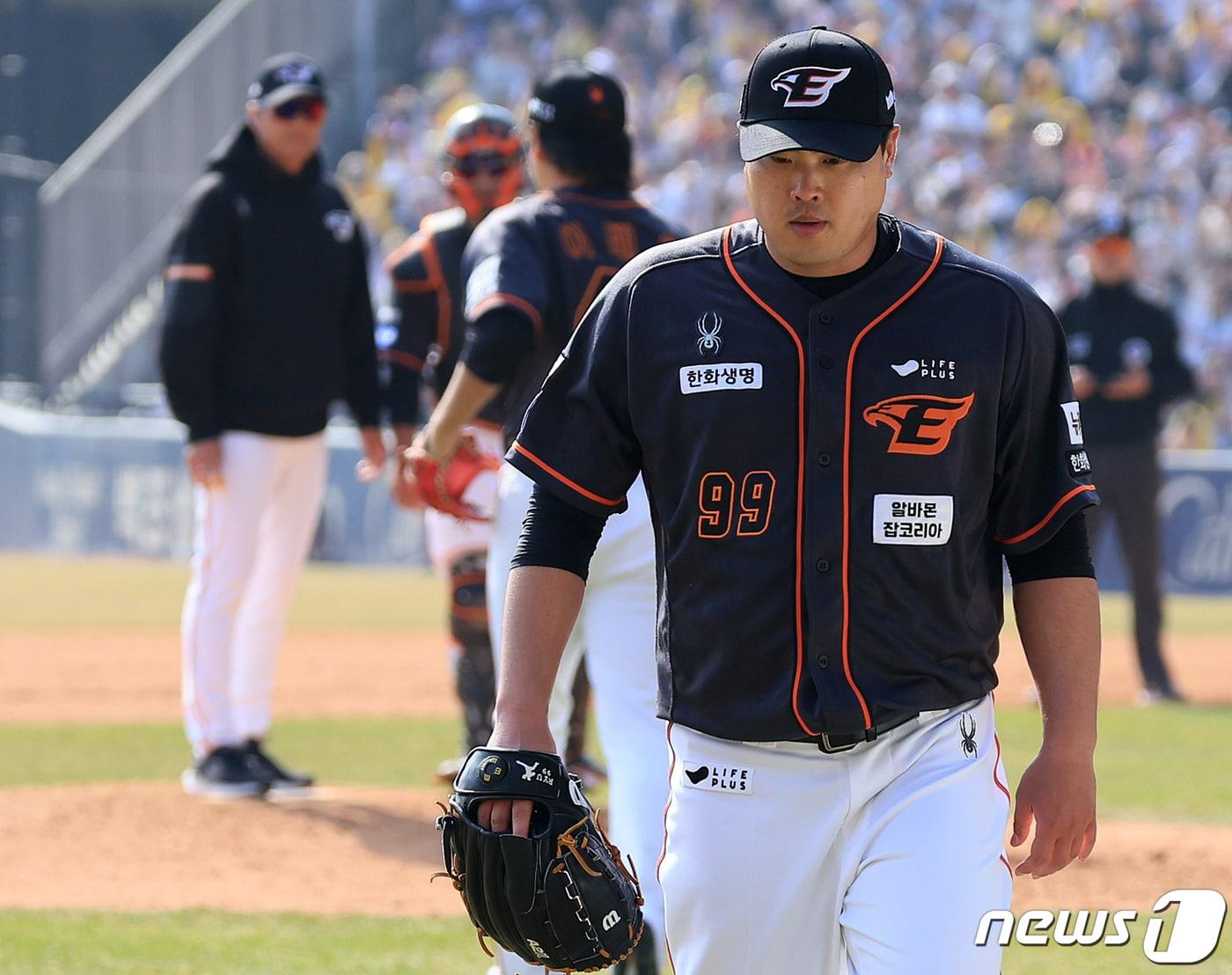 23일 서울 송파구 잠실야구장에서 열린 &#39;2024 신한 SOL 뱅크 KBO리그&#39; 공식 개막전 한화 이글스와 LG 트윈스의 경기, 한화 선발 류현진이 4회말 2사 1,3루에서 강판되고 있다. 이날 12년 만에 KBO리그 선발 등판한 류현진은 3.2이닝 6피안타 3사사구 5실점&#40;2자책&#41;을 기록하며 아쉬운 모습을 보였다. 2024.3.23/뉴스1 ⓒ News1 김진환 기자