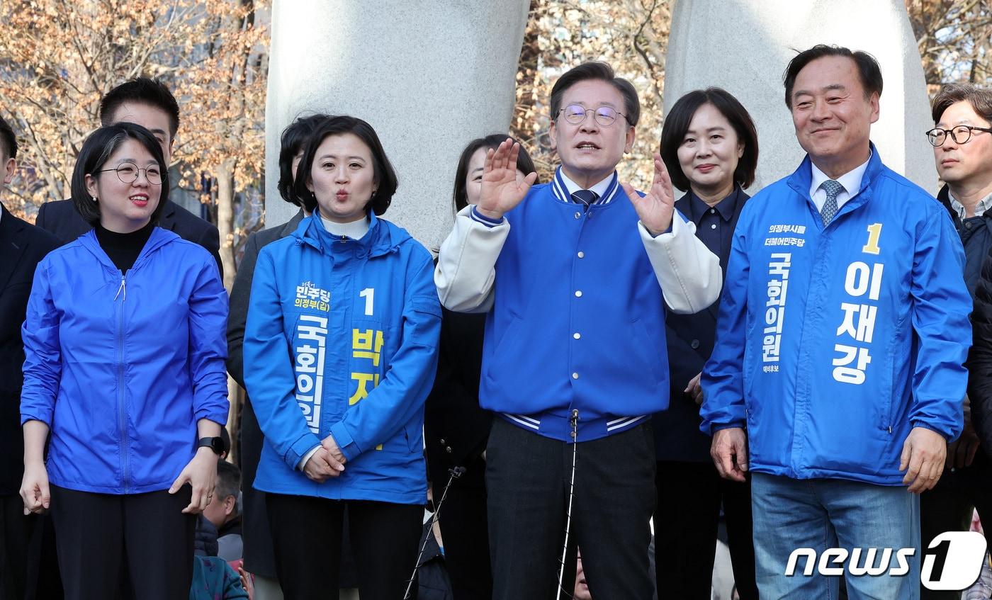 이재명 더불어민주당 대표가 23일 경기 의정부시 제일시장에서 열린 의정부 현장 기자회견에서 발언하고 있다. 왼쪽부터 용혜인 더불어민주연합 의원, 박지혜&#40;의정부 갑&#41;, 이 대표, 이재강&#40;의정부 을&#41; 후보. 2024.3.23/뉴스1 ⓒ News1 이동해 기자