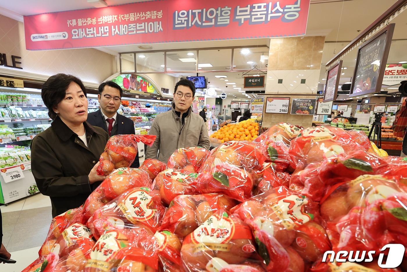 송미령 농림축산식품부 장관이 3월24일 서울 노원구 세이브존 노원점에서 농식품 물가안정을 위한 현장 점검을 하고 있다. 2024.3.24/뉴스1 ⓒ News1 김성진 기자