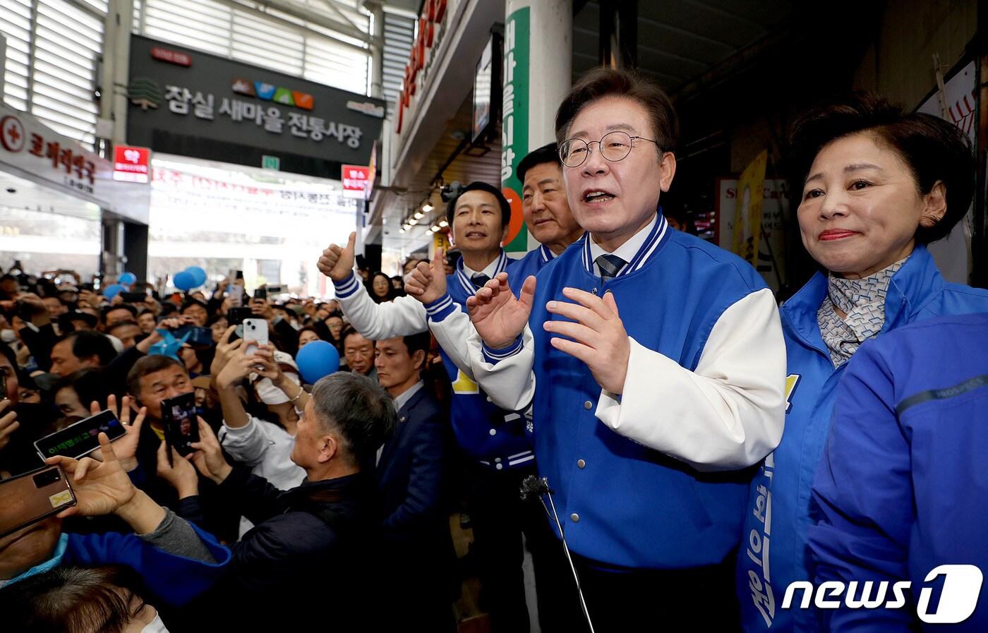 이재명 더불어민주당 대표가 24일 서울 송파구 잠실 새마을전통시장을 방문해 유권자에게 지지를 호소하고 있다. &#40;공동취재&#41; 2024.3.24/뉴스1 ⓒ News1 김도우 기자