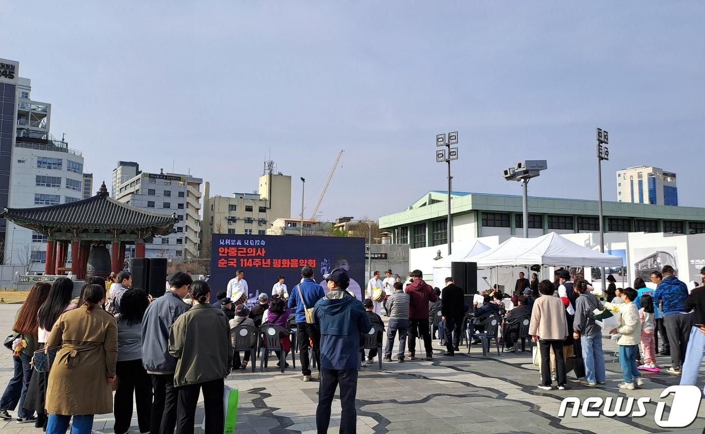 안중근의사기념사업회 광주전남집가 23일 광주 동구 5·18민주광장에서 안중근 의사 순국 114주년 기념 평화음악회를 개최하고 있다.&#40;단체 제공&#41; 2024.3.24/뉴스1 