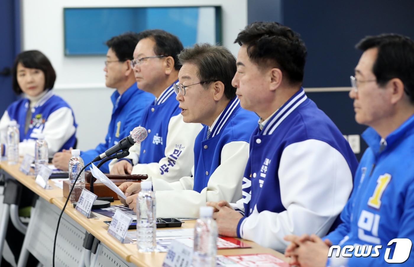 이재명 더불어민주당 대표가 25일 오전 경남 창원시 의창구 더불어민주당 경남도당에서 열린 현장 중앙선거대책위원회의에서 발언을 하고 있다. 2024.3.25/뉴스1 ⓒ News1 윤일지 기자