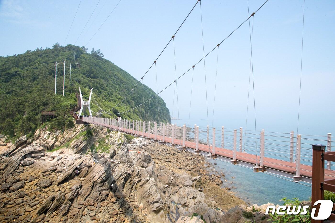 전북특별자치도 군산시 옥도면 방축도와 광대로를 연결한 출렁다리.&#40;군산시 제공&#41; 2024.3.25/뉴스1