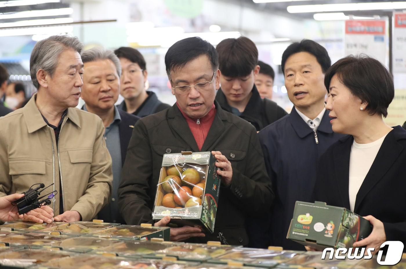 최상목 부총리 겸 기획재정부 장관&#40;가운데&#41;과 송미령 농림축산식품부 장관, 강호동 농협중앙회장이 지난달 25일 오전 경기 성남시 분당구 하나로마트 성남점에서 물가 현장점검을 하고 있다. 2024.3.25/뉴스1 ⓒ News1 김영운 기자