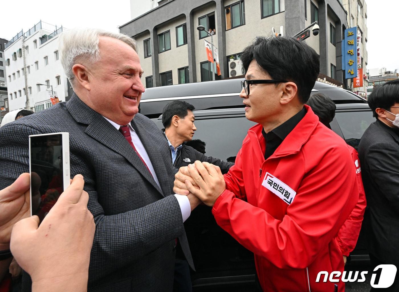 한동훈 국민의힘 총괄선대위원장과 인요한 국민의미래 선거대책위원장이 25일 서울 신당동 떡볶이타운 거리에서 만나 인사를 나누고 있다. &#40;공동취재&#41; 2024.3.25/뉴스1 ⓒ News1 임세영 기자