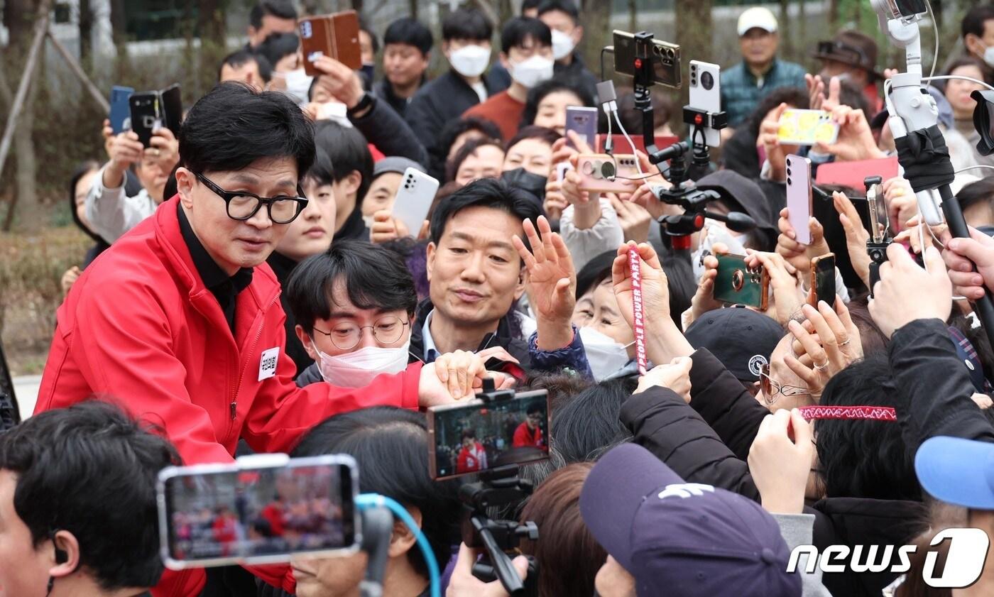 한동훈 국민의힘 총괄선대위원장이 25일 서울 성동구 왕십리역 광장에서 시민들에게 인사를 하고 있다. &#40;공동취재&#41; 2024.3.25/뉴스1 ⓒ News1 임세영 기자