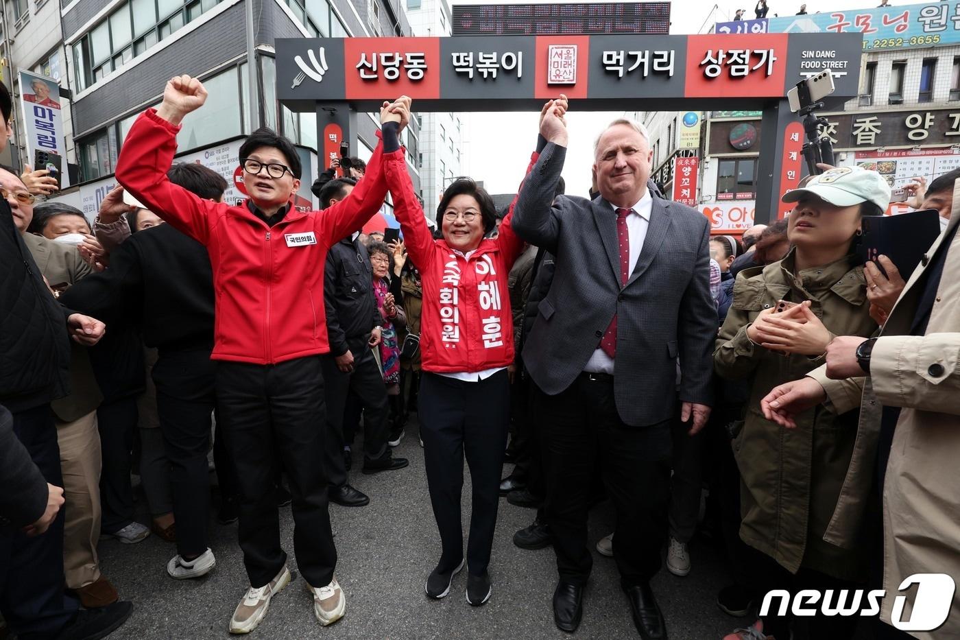 한동훈 국민의힘 총괄선대위원장이 25일 오전 서울 중구 퇴계로 신당동 떡볶이타운에서 인요한 국민의미래 선거대책위원장, 이혜훈 후보와 함께 시민들에게 인사를 하고 있다. &#40;공동취재&#41; 2024.3.25/뉴스1 ⓒ News1 임세영 기자