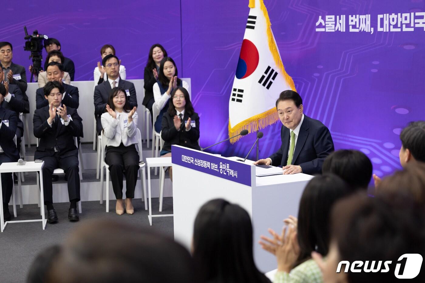 윤석열 대통령이 25일 경기도 용인특례시청에서 &#39;대한민국 신성장동력 허브, 용인특례시&#39;를 주제로 열린 스물세 번째 국민과 함께하는 민생토론회에서 모두발언을 하고 있다. &#40;대통령실 제공&#41; 2024.3.25/뉴스1 ⓒ News1 오대일 기자