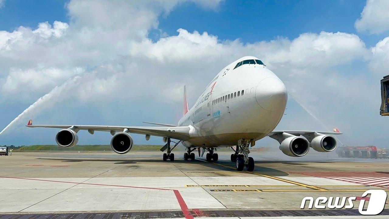 아시아나항공 B747 여객기가 25일 타이베이 타오위안 국제공항에 도착해 마지막 운항 기념 물대포 환영을 받고 있다.  &#40;아시아나항공 제공&#41; 2024.3.25/뉴스1