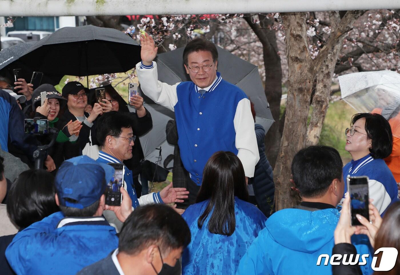 이재명 대표가 경남 김해시 율하카페거리에서 손을 들어 인사하고 있다. 2024.3.25/뉴스1 ⓒ News1 윤일지 기자