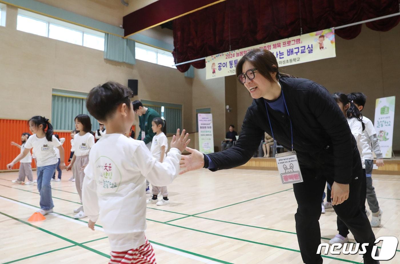 장미란 문화체육관광부 제2차관이 25일 오후 경기 용인시 기흥구 마성초등학교 늘봄학교 체육프로그램 현장을 방문해 아이들과 배구 수업을 받고 있다. 2024.3.25/뉴스1 ⓒ News1 김영운 기자