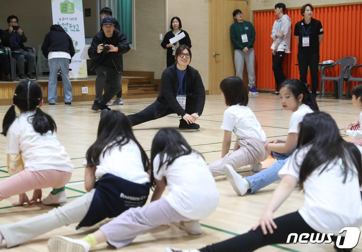 장미란 문화체육관광부 제2차관이 25일 오후 경기 용인시 기흥구 마성초등학교 늘봄학교 체육프로그램 현장을 방문해 아이들과 준비운동을 하고 있다. 2024.3.25/뉴스1 ⓒ News1 김영운 기자