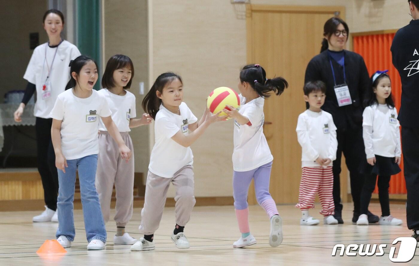 대구교육청은 2학기 늘봄학교 전면 시행을 앞두고 예산 67억원을 투입해 늘봄학교 교육환경 조성에 나선다. 아이들이 늘봄학교 체육프로그램으로 배구 수업을 받는 모습. &#40;사진은 기사 내용과 무관함&#41; 뉴스1 ⓒ News1 자료 사진