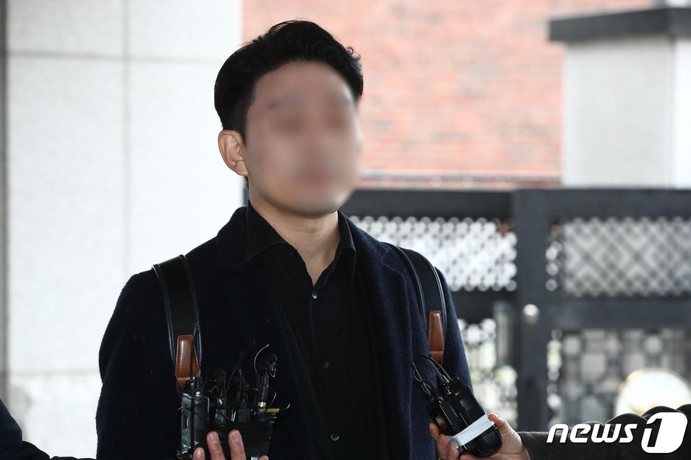 온라인 커뮤니티 &#39;메디스태프&#39; 대표 기 모 씨가 25일 오후 집단행동에 불참한 전공의 명단인 &#39;전공의 블랙리스트&#39;가 온라인에 올라온 것과 관련한 조사를 받기 위해 서울경찰청 사이버범죄수사대에 출석하고 있다. 2024.3.25/뉴스1 ⓒ News1 이광호 기자