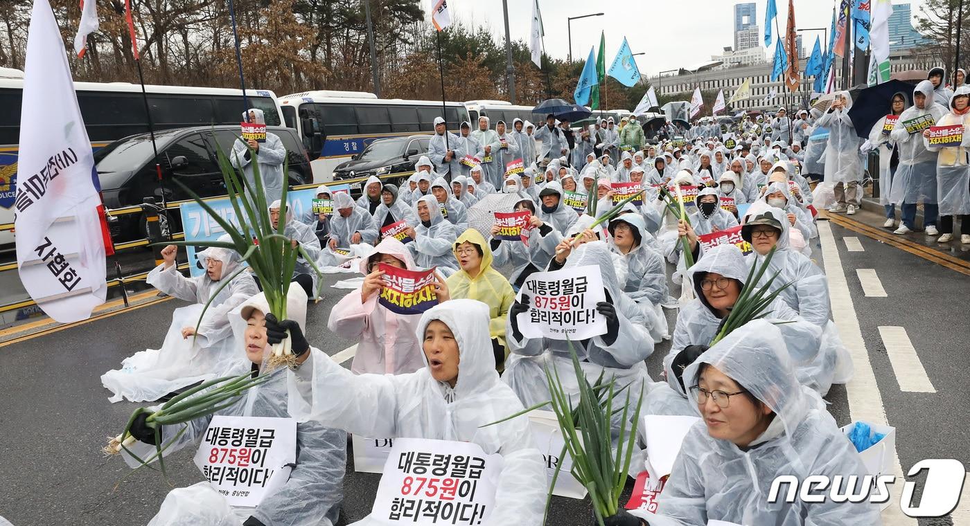 &#39;국민과 함께하는 농민의 길&#39; 소속 농민들이 25일 오후 세종시 어진동 기획재정부 앞에서 수입농산물 철폐 전국농민대표자대회를 갖고 국내과일 가격 상승에 따른 수입과일 대체 및 물가상승에 따른 할당관세&#40;TQR&#41; 수입물량 도입 등을 규탄하고 있다.2024.3.25/뉴스1 ⓒ News1 김기남 기자