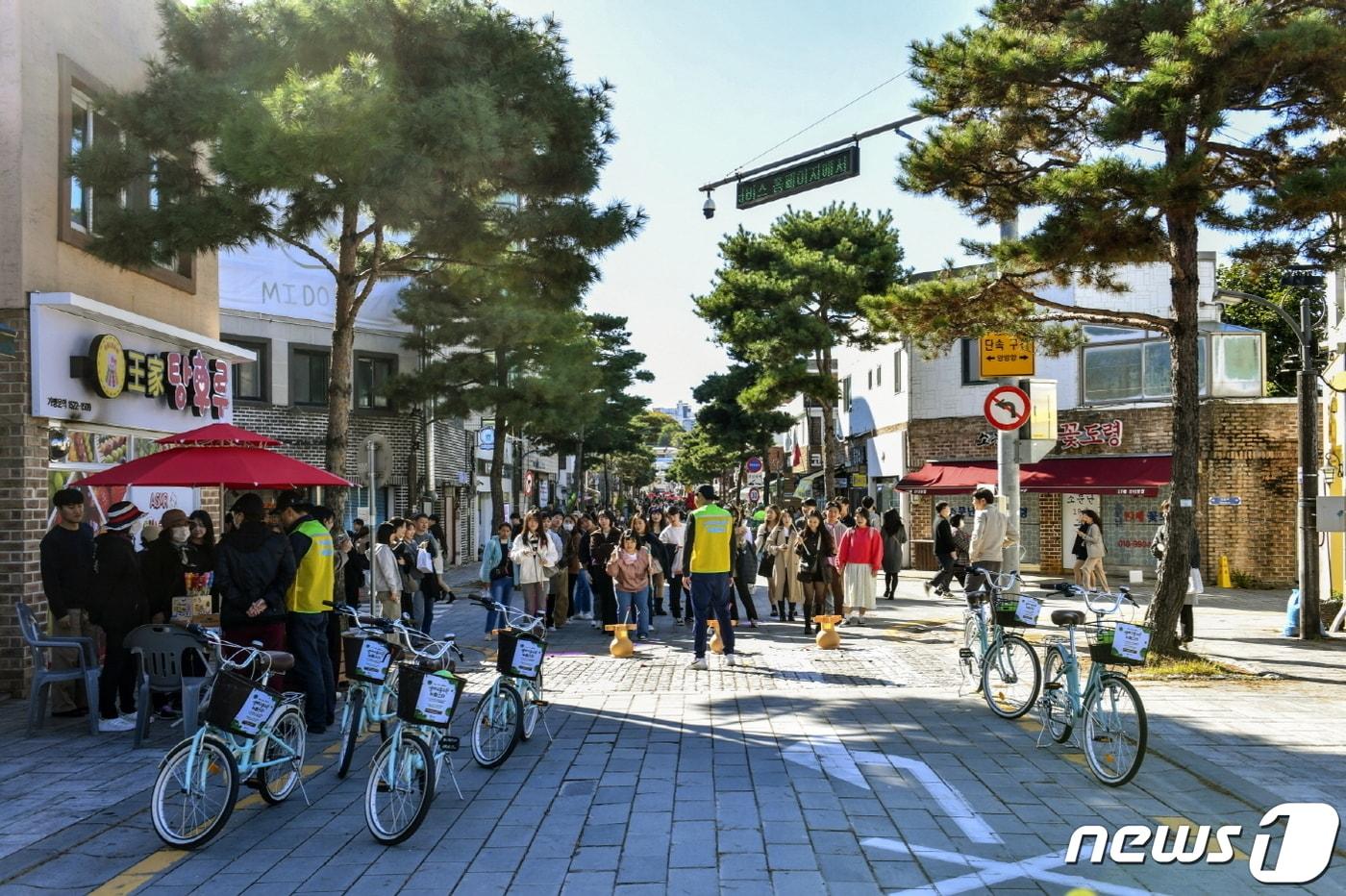 지난해 &#39;생태교통 수원 뉴페스타&#39;에서 다수의 시민이 축제 프로그램을 즐기고 있다. &#40;수원시 제공&#41; 