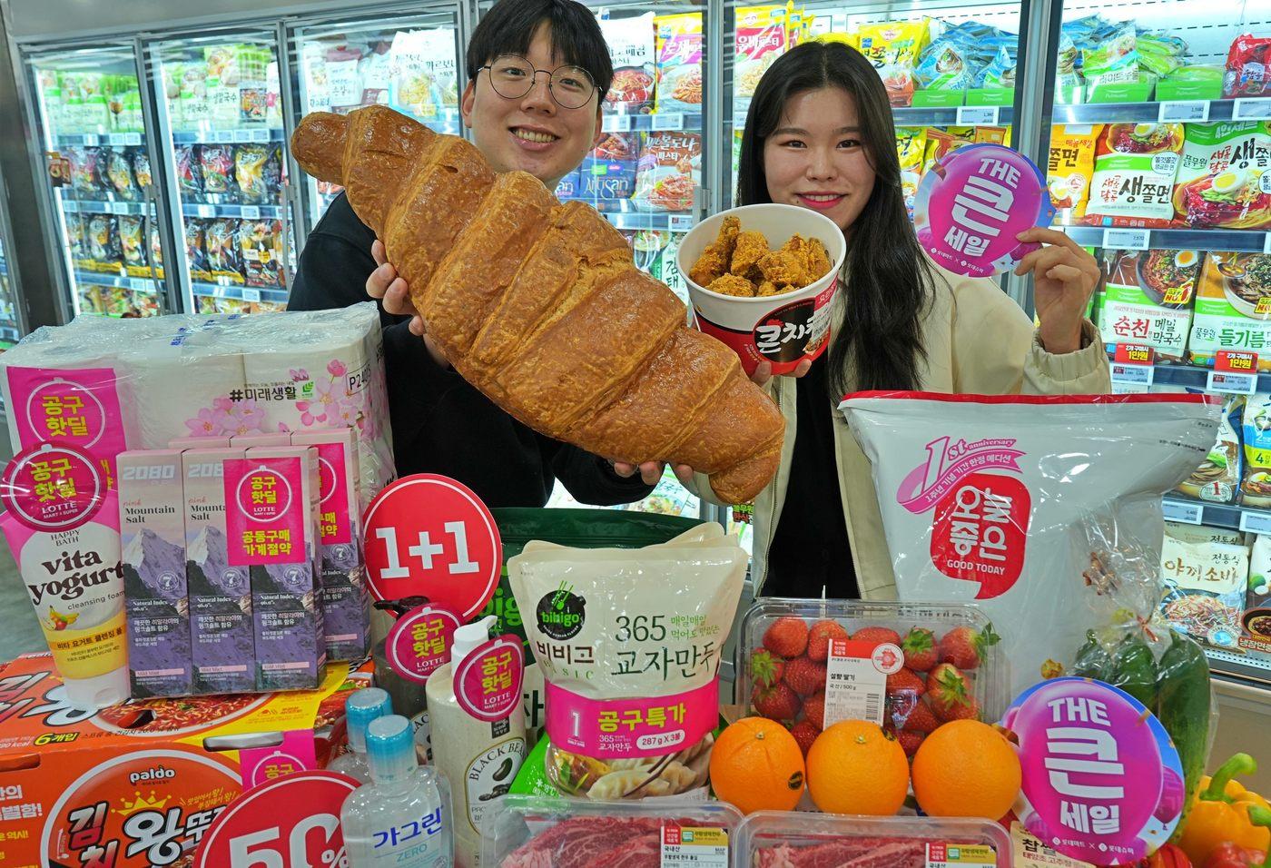 롯데마트 제타플렉스 서울역점에서 창립행사 상품을 홍보하는 모델&#40;롯데쇼핑 제공&#41;