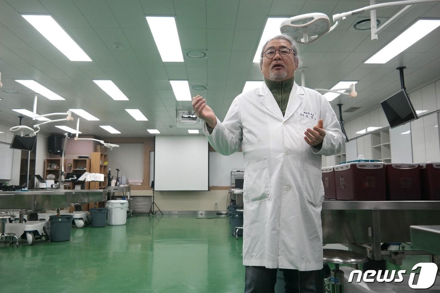 25일 충북대학교 의과대학 해부학실습실에서 손현준 해부학 교수가 현 사태에 대해 설명하고 있다.2024.3.25/뉴스1 ⓒ News1 임양규 기자