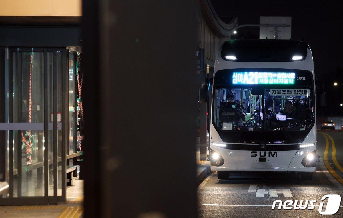 서울시가 운영 중인 세계 최초 심야 자율주행버스. ⓒ News1 이동해 기자 