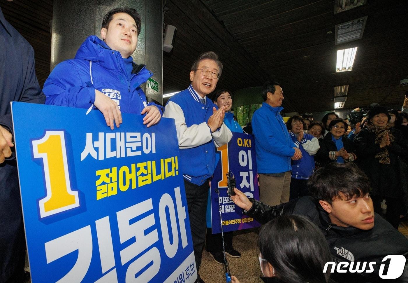 이재명 더불어민주당 대표가 26일 오전 서울 서대문구 아현역에서 김동아 서대문구갑 후보, 이지은 마포구갑 후보의 지지를 호소하고 있다. &#40;공동취재&#41; 2024.3.26/뉴스1 ⓒ News1 임세영 기자