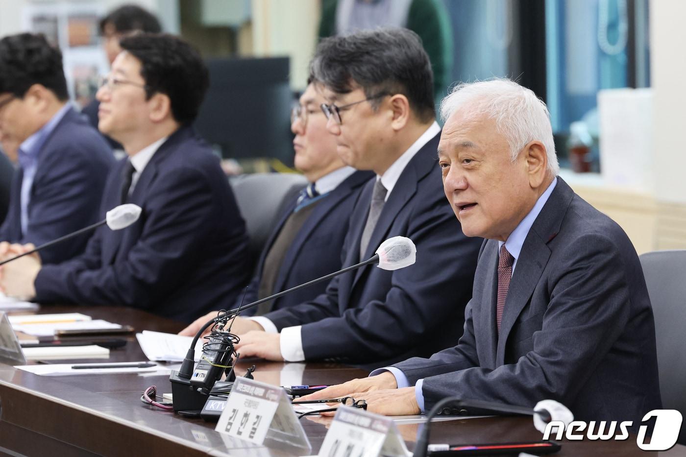 김한길 국민통합위원장이 26일 서울 종로구 정부서울청사에서 열린 이주민 근로자와 상생 특별위원회 출범식에서 인사말을 하고 있다. 2024.3.25/뉴스1 ⓒ News1 허경 기자