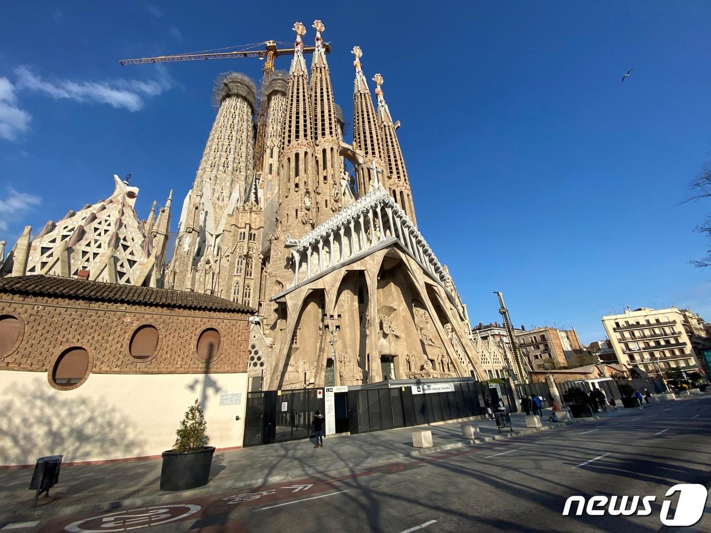 스페인 바르셀로나에서 건설 중이던 사그라다 파밀리아 대성당이 신종 코로나바이러스 감염증&#40;코로나19&#41; 유행으로 방문객 접수를 중단한 채 문을 굳게 닫았다. 관광객으로 북적이던 성당 주변은 텅 비었다. 2020.03.13/ ⓒ 로이터=뉴스1 ⓒ News1 권진영 기자