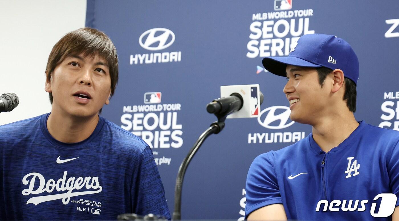 지난 16일 미국프로야구&#40;MLB&#41; 월드투어 서울시리즈에 출전하는 LA 다저스 오타니 쇼헤이와 前 통역사 미즈하라 잇페이&#40;왼쪽&#41;가 서울 구로구 고척스카이돔에서 열린 공식 기자회견에 참석한 모습. 2024.3.16/뉴스1 ⓒ News1 김진환 기자