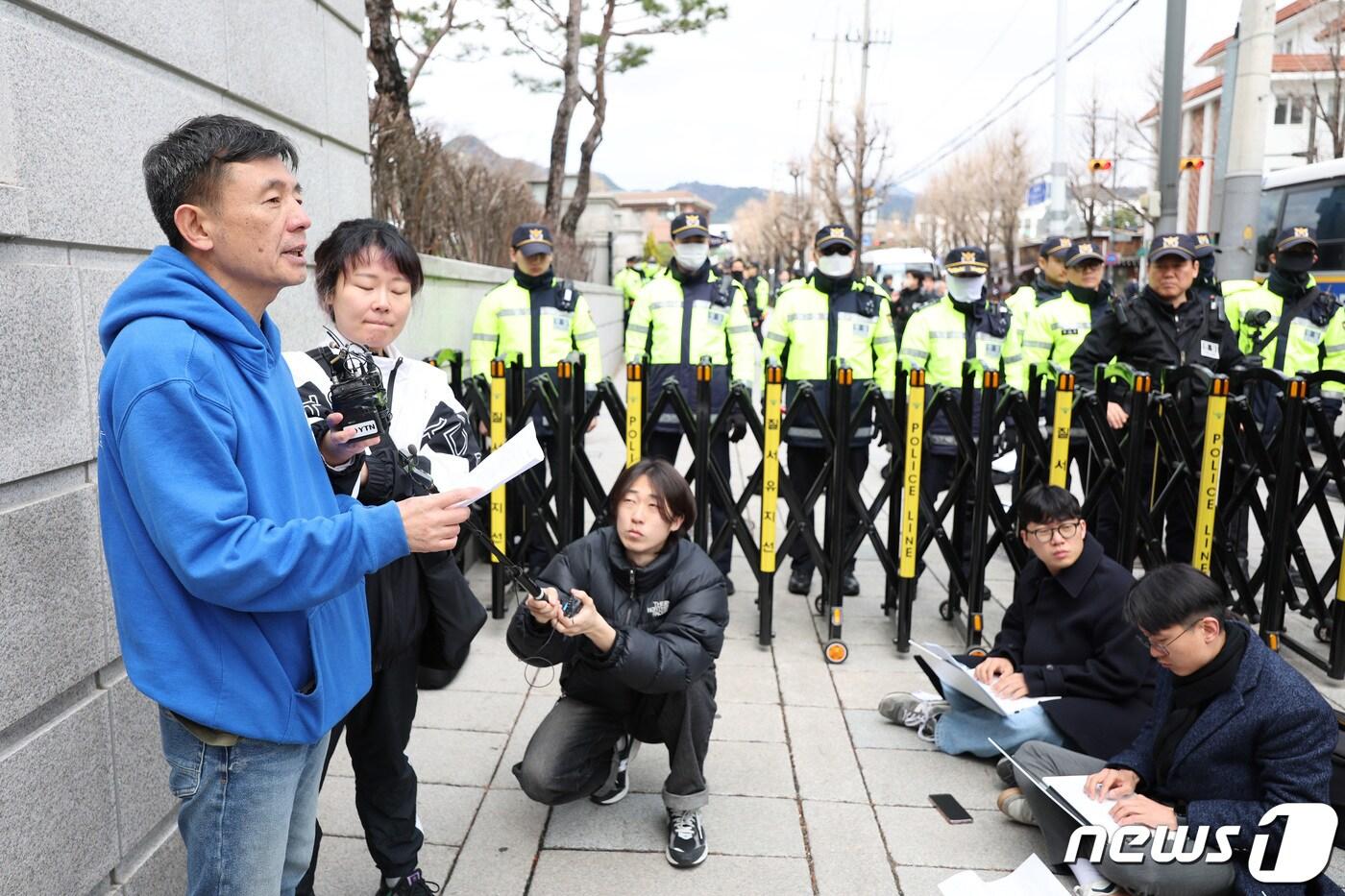 김영환 동물권단체 케어대표가 3월 서울 종로구 헌법재판소 앞에서 대한육견협회의 개식용금지법 헌법 소원 기자회견에 대한 입장을 밝히고 있다. &#40;사진은 기사와 관련없음&#41;/뉴스1 DB