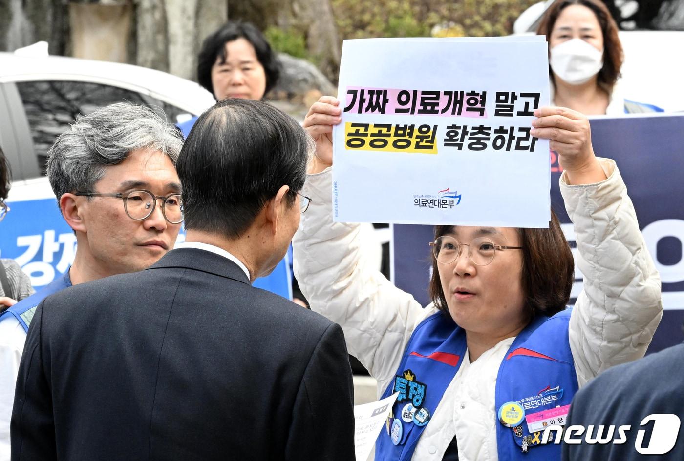 한덕수 국무총리가 26일 오후 의료계 주요 관계자들을 만나기 위해 서울대학교 의과대학 연건동 캠퍼스 대회의실로 향하던 중 서울대병원 노동조합 조합원들과 대화를 나누고 있다. &#40;공동취재&#41; 2024.3.26/뉴스1 ⓒ News1 김진환 기자