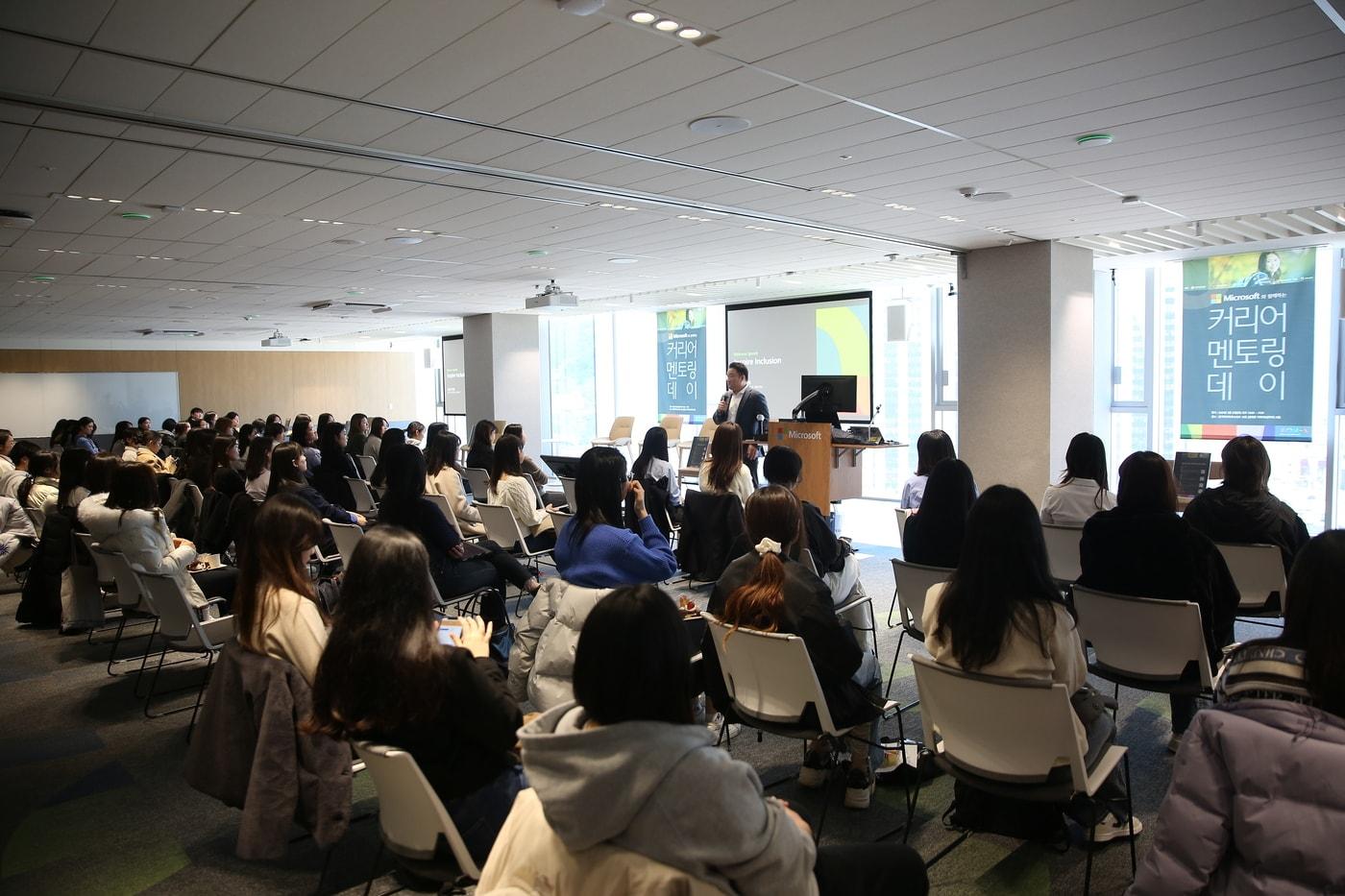 한국마이크로소프트 본사에서 21일 개최한 &#39;커리어 멘토링 데이&#39;에서 조원우 한국MS 대표가 인사말을 하고 있다. &#40;성신여대 제공&#41;