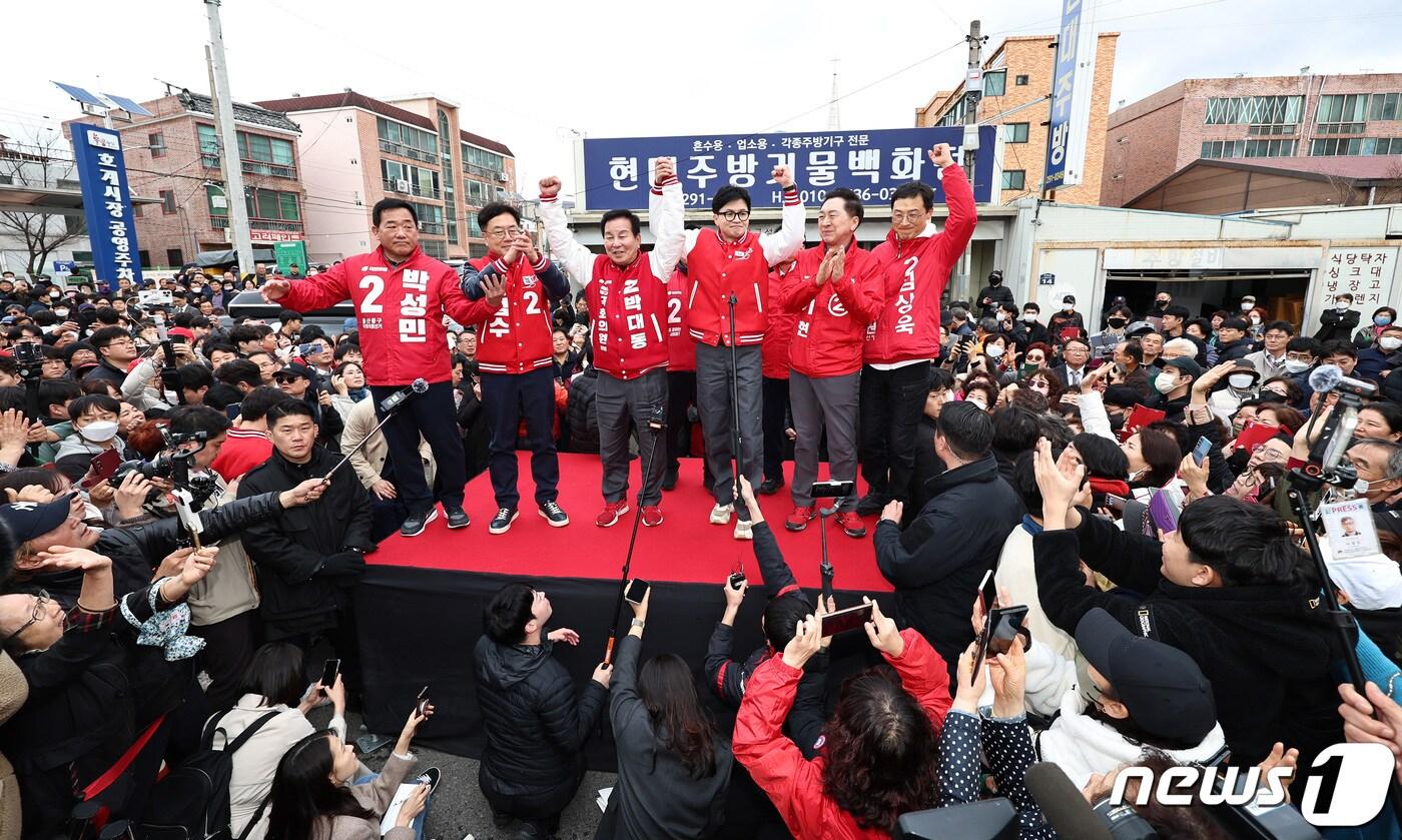 한동훈 국민의힘 총괄선거대책위원장이 26일 오후 울산과 울주지역 후보들과 함께 울산 북구 호계시장을 찾아 지지자들에게 인사하고 있다. 2024.3.26/뉴스1 ⓒ News1 구윤성 기자