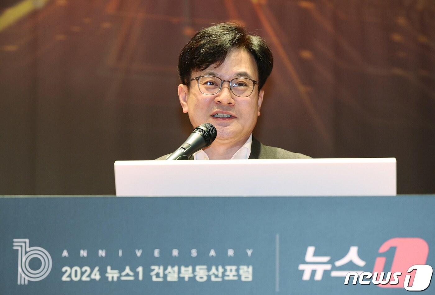 김병수 김포시장이 26일 서울 여의도 한국거래소 컨퍼런스홀에서 열린 2024 뉴스1 건설부동산포럼에서 축사를 하고 있다. 10주년을 맞은 이번 건설부동산 포럼은 신도시·메가시티·GTX 속도내는 도시혁신을 주제로 개최됐다. 2024.3.26/뉴스1 ⓒ News1 장수영 기자