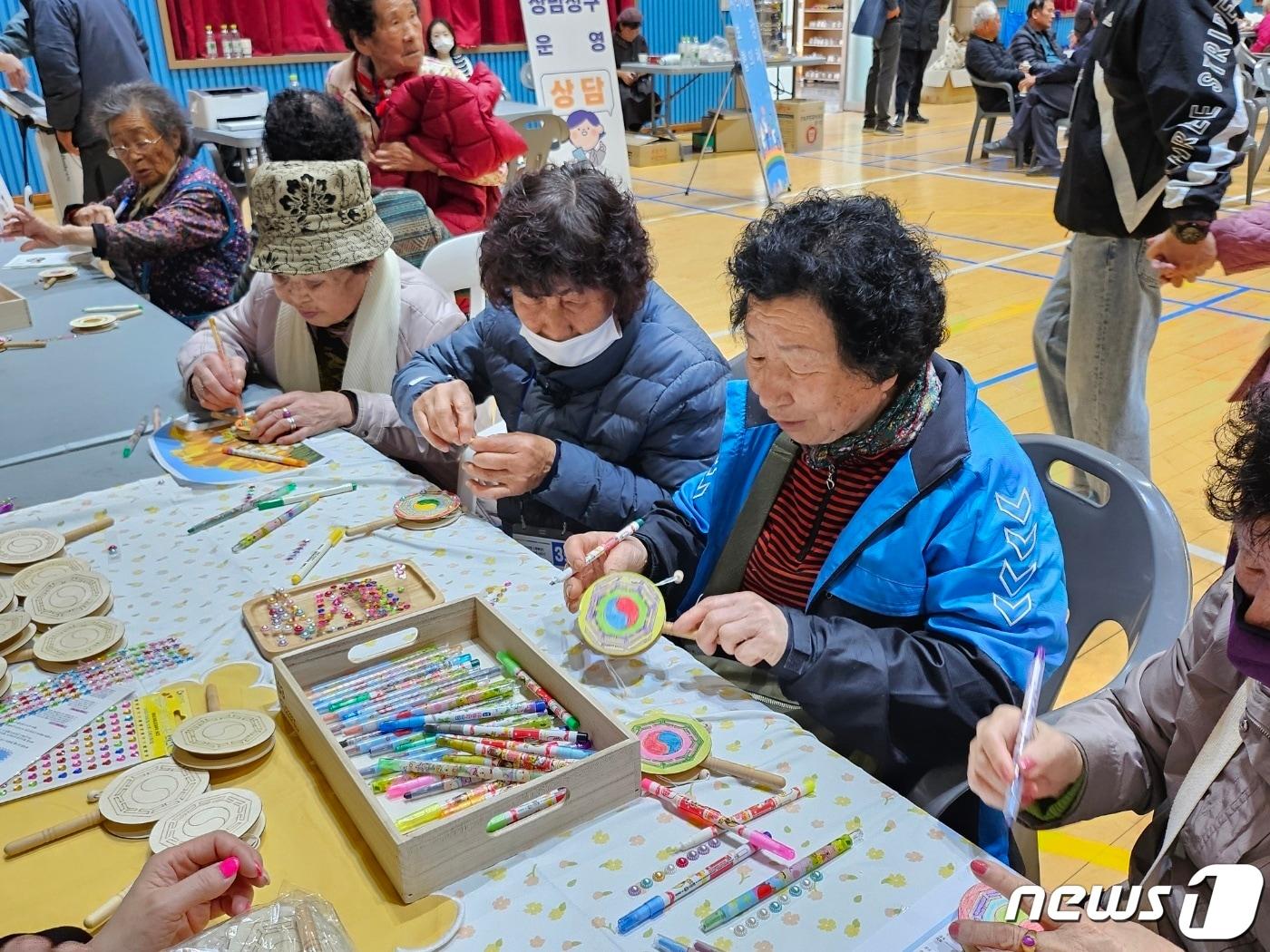 전북자치도와 전북자치도사회서비스원은 26일 장수군 계북면 참샘골체육관에서 ‘농촌지역 찾아가는 이동서비스’ 사업을 진행하고 있다.&#40;서비스원제공&#41;2024.3.26/뉴스1