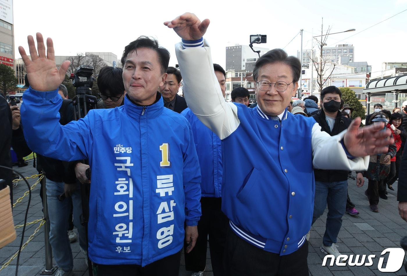 이재명 더불어민주당 대표와 류삼영 4.10 총선 서울 동작을 후보가 26일 오후 서울 동작구 흑석동 중앙대학교병원 정문 앞에서 지지자들에게 인사하고 있다. 2024.3.26/뉴스1 ⓒ News1 이광호 기자