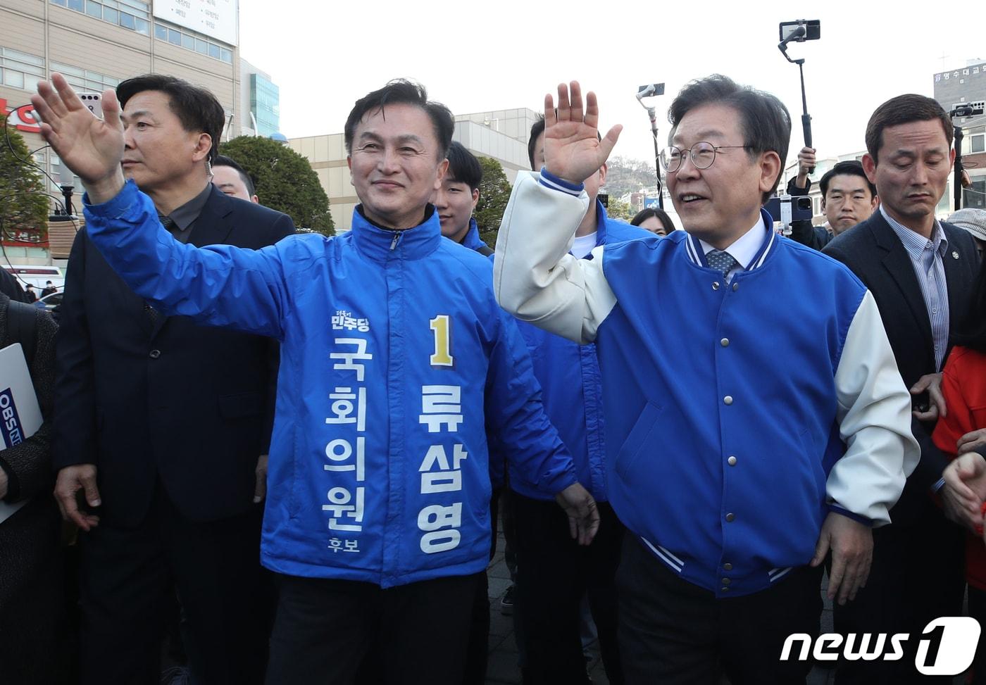 이재명 더불어민주당 대표와 류삼영 4.10 총선 서울 동작을 후보가 26일 오후 서울 동작구 흑석동 중앙대학교병원 정문 앞에서 지지자들에게 인사하고 있다. 2024.3.26/뉴스1 ⓒ News1 이광호 기자