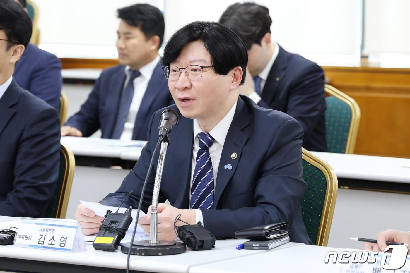 김소영 금융위원회 부위원장이 26일 오후 서울 중구 은행연합회에서 대출 갈아타기 서비스 운영을 통해 거둔 성과와 향후 개선 과제의 추진계획을 점검·논의하고 있다. &#40;금융위원회 제공&#41; 2024.3.26/뉴스1