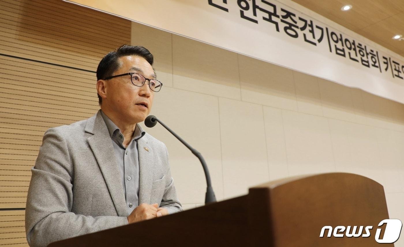 이호준 한국중견기업연합회 상근부회장이 &#39;2024년 제1차 키포인트 세미나&#39;에서 개회사를 하고 있다. &#40;중견련 제공&#41;