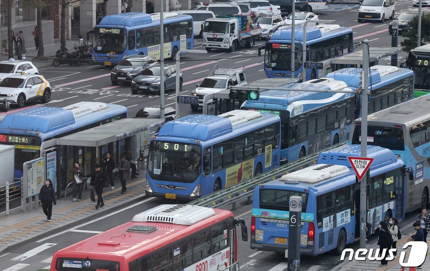 서울 시내버스노동조합 총파업을 하루 앞둔 27일 오전 서울 중구 서울역 버스환승센터에서 버스가 줄지어 운행하고 있다. 2024.3.27/뉴스1 ⓒ News1 장수영 기자