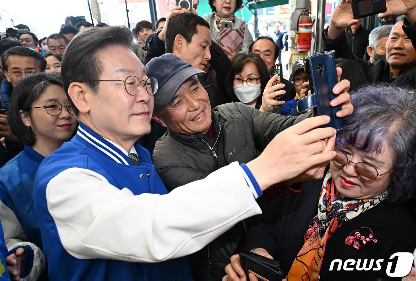 이재명 더불어민주당 대표가 27일 충북 충주시 무학시장에서 시민들과 기념촬영을 하고 있다. &#40;공동취재&#41; 2024.3.27/뉴스1 ⓒ News1 임세영 기자