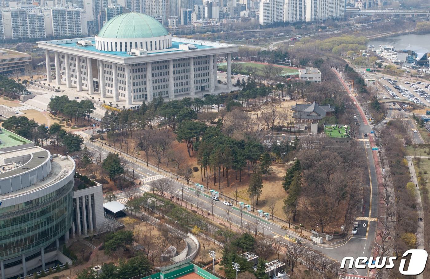 여의도 봄꽃축제 개막을 이틀 앞둔 27일 서울 여의도 윤중로 일대가 아직 벚꽃이 개화하지 않아 휑한 모습을 보이고 있다. 2024.3.27/뉴스1 ⓒ News1 유승관 기자