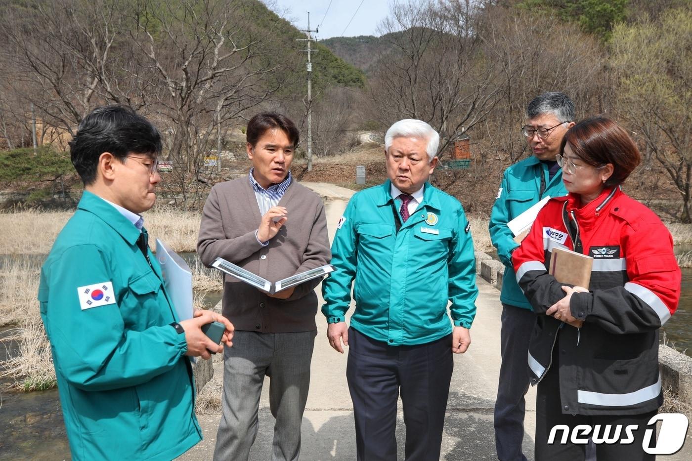 27일 황인홍 무주군수와 관련 부서 담당 공무원들이 인명피해&#40;침수&#41; 우려 지역과 급경사지 붕괴위험지역 등을 점검하고 있다.&#40;무주군 제공&#41;