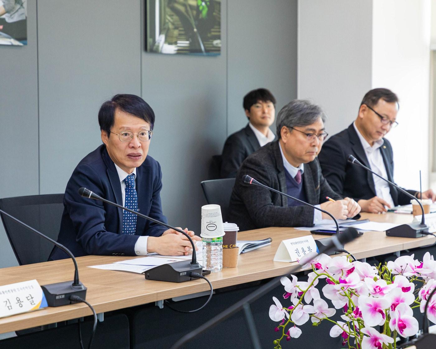 권용복 한국교통안전공단 이사장&#40;왼쪽&#41;이 간담회에서 인사말을 하고 있다.&#40;한국교통안전공단 제공&#41;