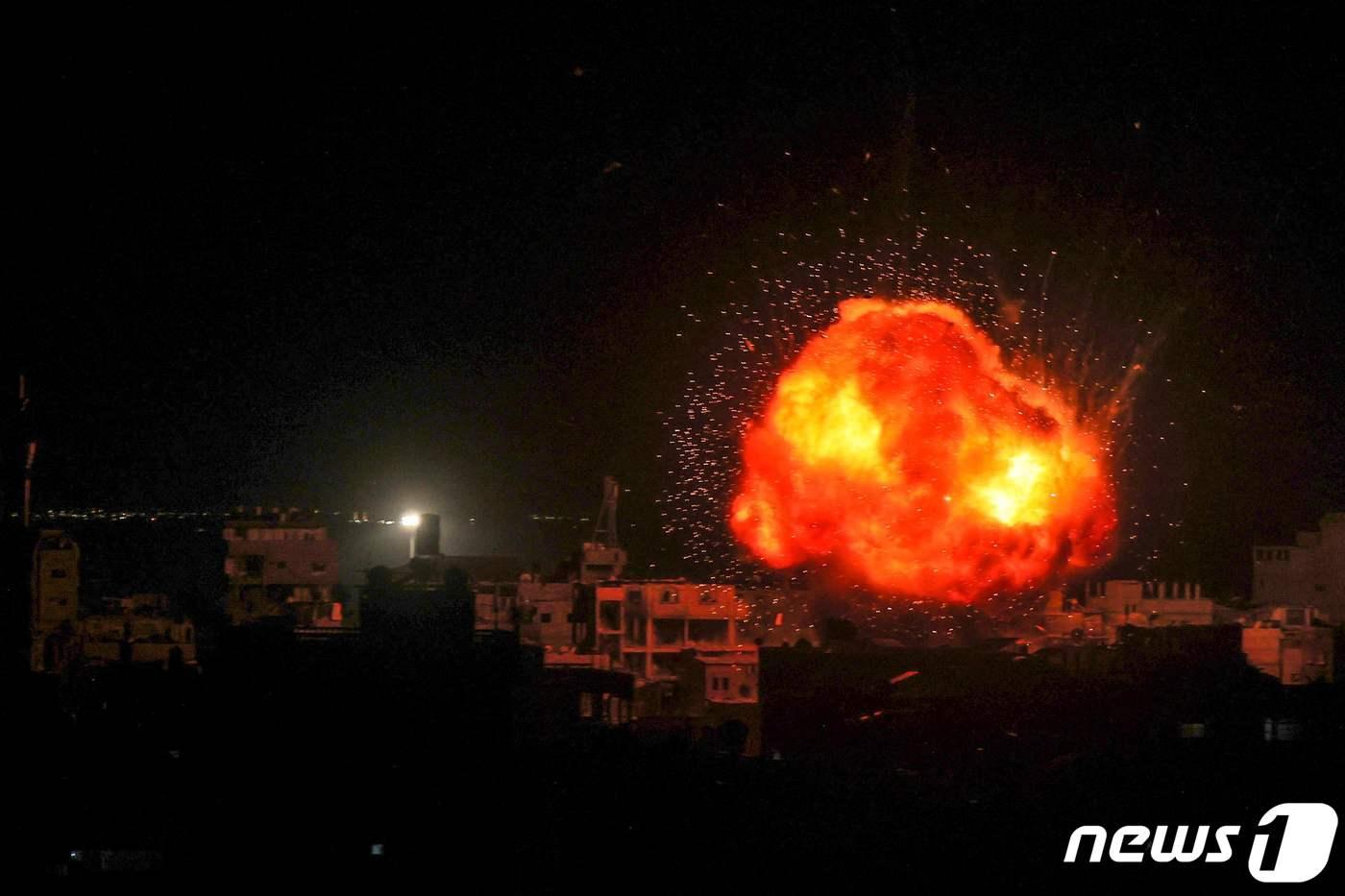 이스라엘과 팔레스타인 무장정파 하마스 간 전투가 지속되고 있는 가운데 26일&#40;현지시간&#41; 가자지구 남부 라파에서 이스라엘의 포격으로 불덩이가 치솟고 있다. 2024.03.27 ⓒ AFP=뉴스1 ⓒ News1 조소영 기자