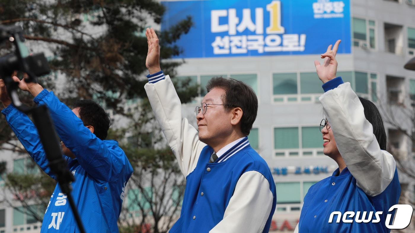 이재명 더불어민주당 대표가 27일 오후 충북 청주시 청원구 오창읍 한 광장에서 기자회견 중 시민들에게 인사하고 있다. 2024.3.27/뉴스1 ⓒ News1 김용빈 기자