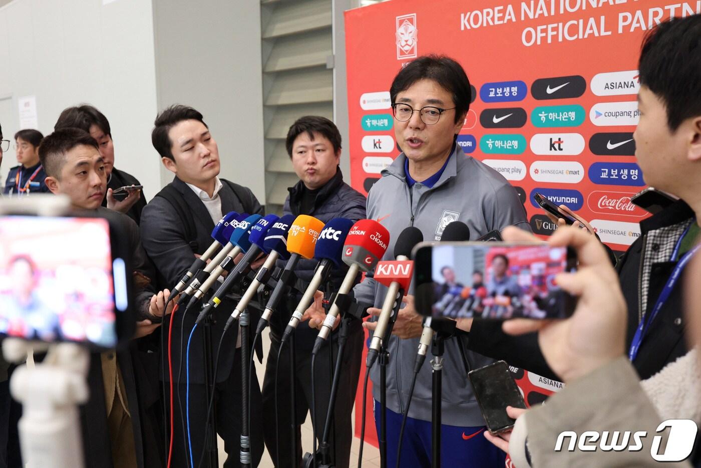 태국 원정을 마친 황선홍 대한민국 축구대표팀 임시 감독이 27일 오후 인천국제공항 제2터미널을 통해 귀국해 인터뷰를 하고 있다. 2024.3.27/뉴스1 ⓒ News1 신웅수 기자