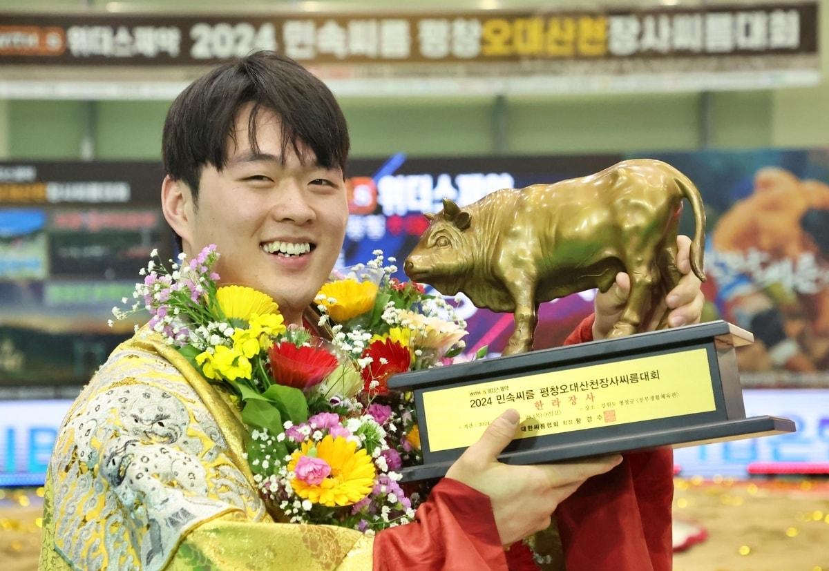  박민교가 27일 강원도 평창군 진부생활체육관에서 열린 위더스제약 2024 민속씨름 평창오대산천장사씨름대회 한라장사에 오른 뒤 기뻐하고 있다. &#40;대한씨름협회 제공&#41;