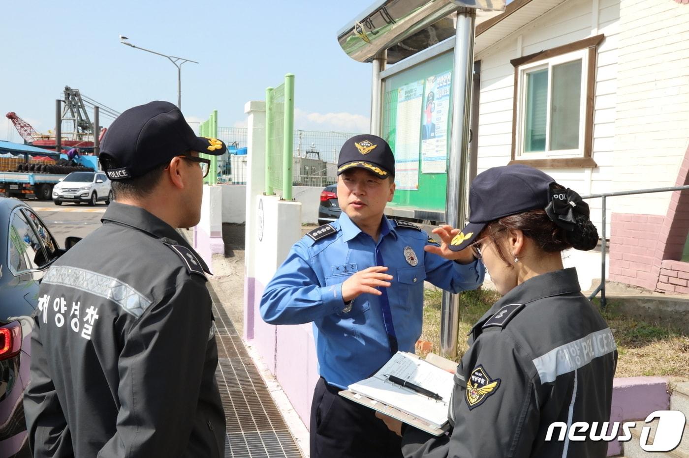 최경근 전남 여수해양경찰서장&#40;사진 가운데&#41;이 27일 여수바다파출소를 찾아 직원들과 함께 선박 안전관리 실태 및 점검을 하고 있다.&#40;여수해경 제공&#41;2024.3.27/뉴스1