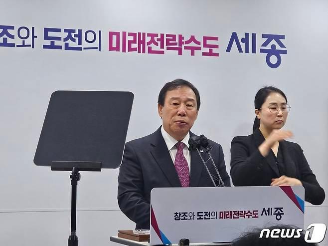 지난달 세종시문화관광재단 대표 임명과 관련해 브리핑하는 최민호 세종시장. ⓒNews1 장동열 기자